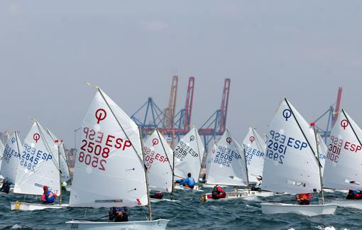 Maria Perelló se coloca líder en el arranque del Nacional de Optimist