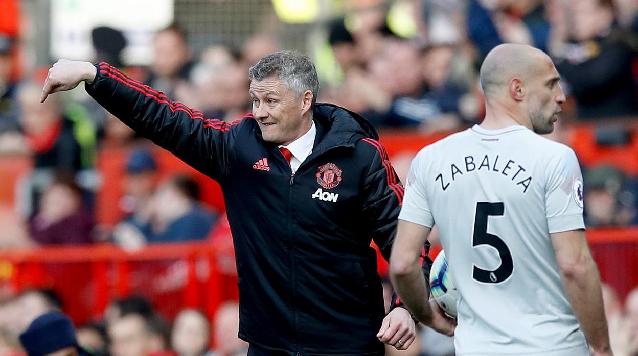 Solskjaer da instrucciones durante un partido del Manchester United en la Premier