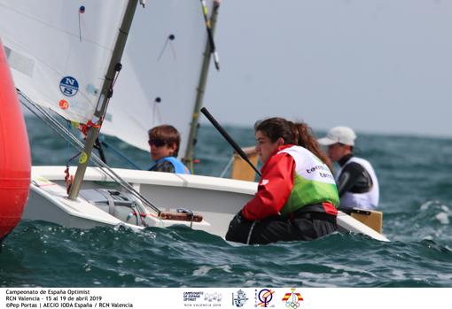 Javier Ojeda y María Perelló asumen el mando en el Nacional de Optimist