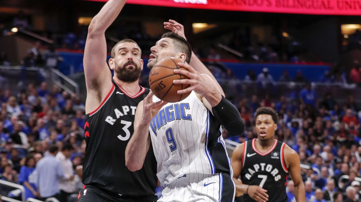 Marc Gasol trata de frenar un ataque de los Magic