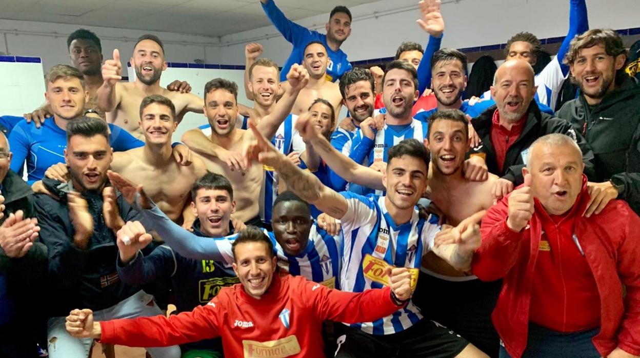 Los jugadores del Villarrubia celebran la clasificación para el playoff de ascenso a Segunda B