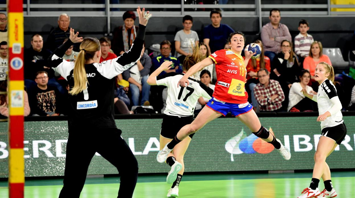 Maitane Echeverría, durante un partido de la selección española de balonmano