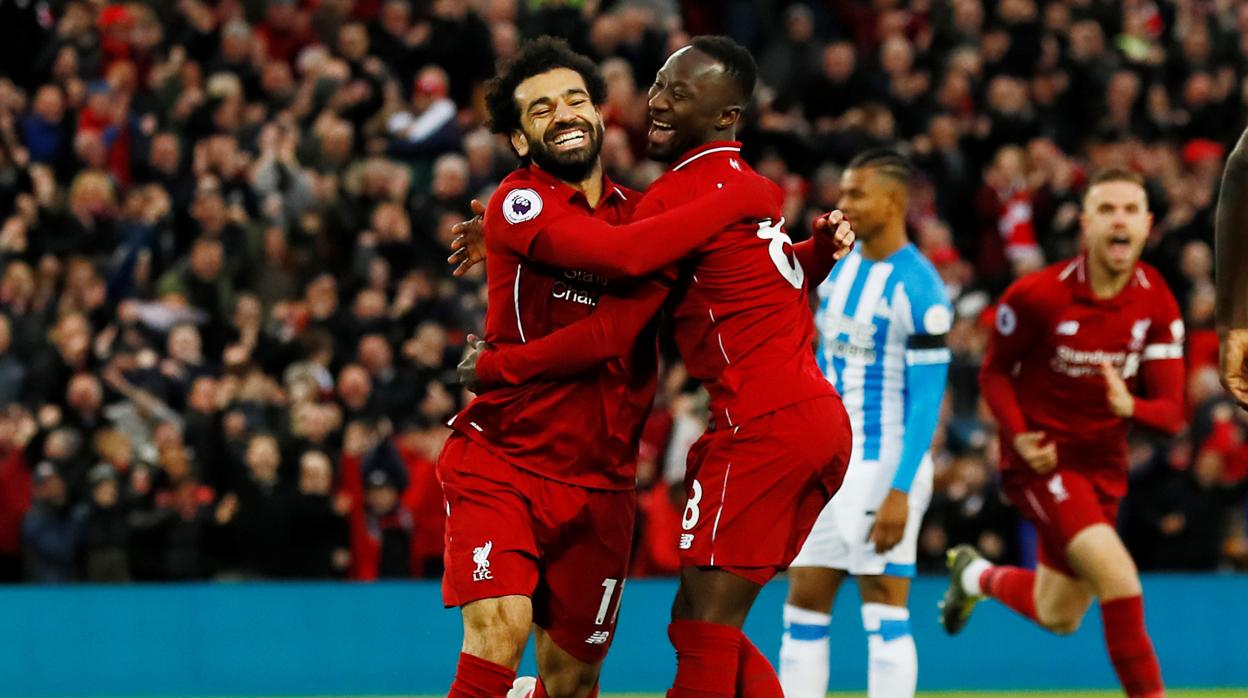 Salah y Keita celebran el primer gol del Liverpool ayer, frente al Huddersfield