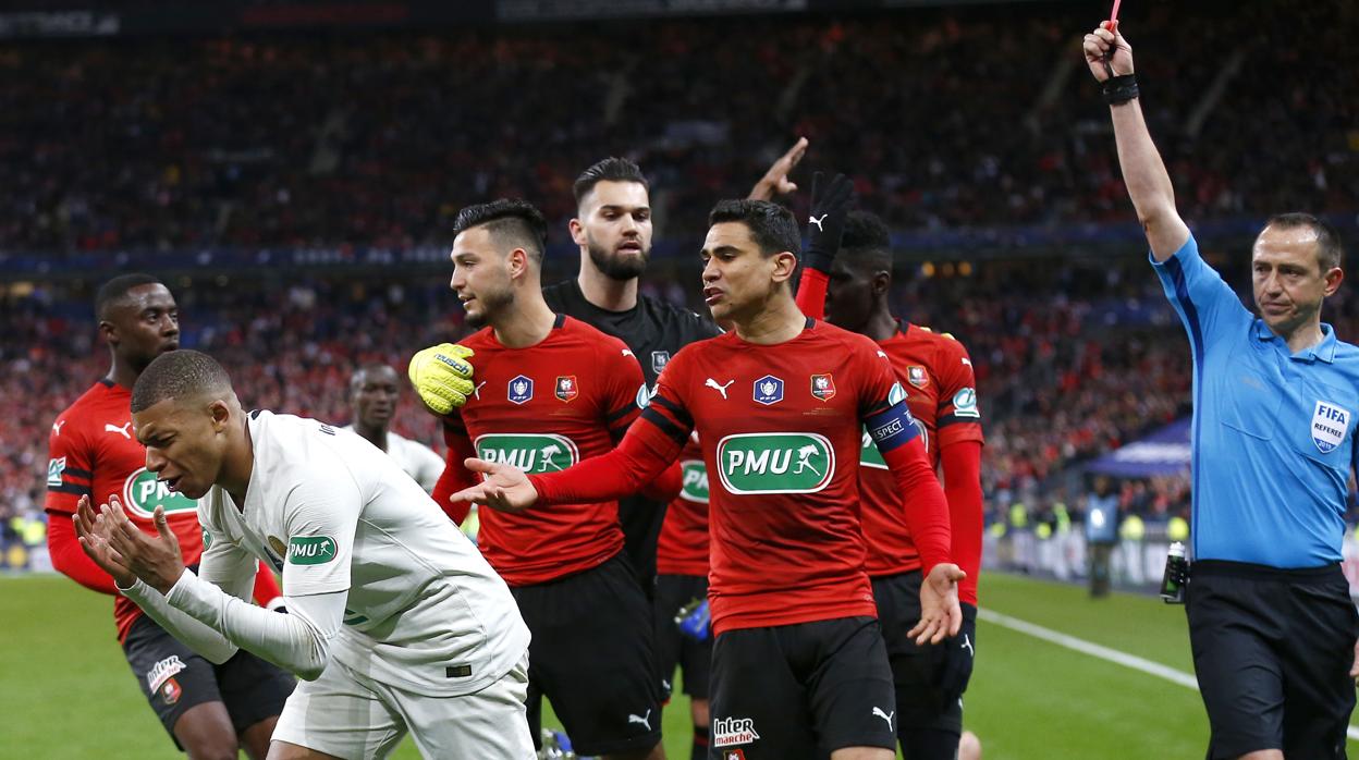 Los futbolistas del Rennes celebran la victoria en la tanda de penaltis