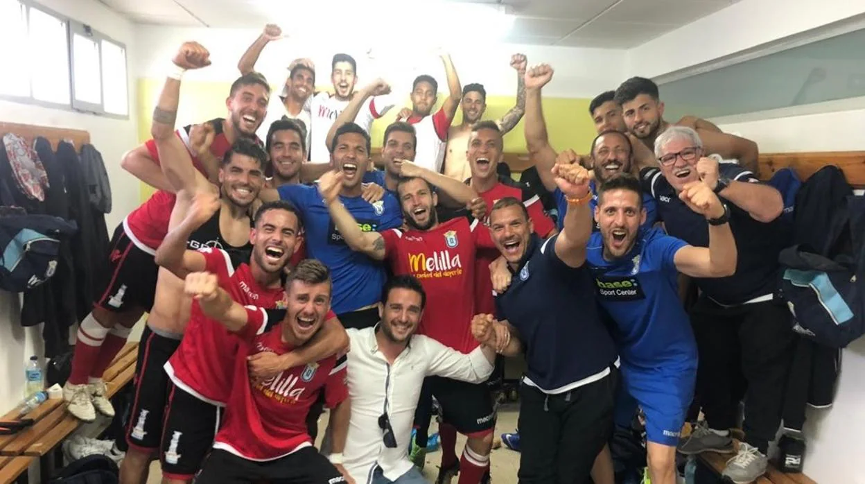 Los jugadores del Melilla celebran la clasificación para el playoff de ascenso a LaLiga 123