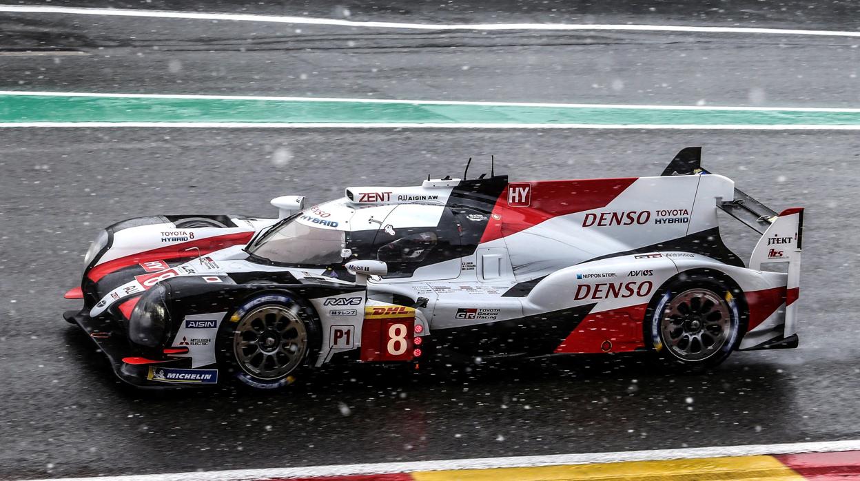 Alonso triunfa en una tormenta de nieve