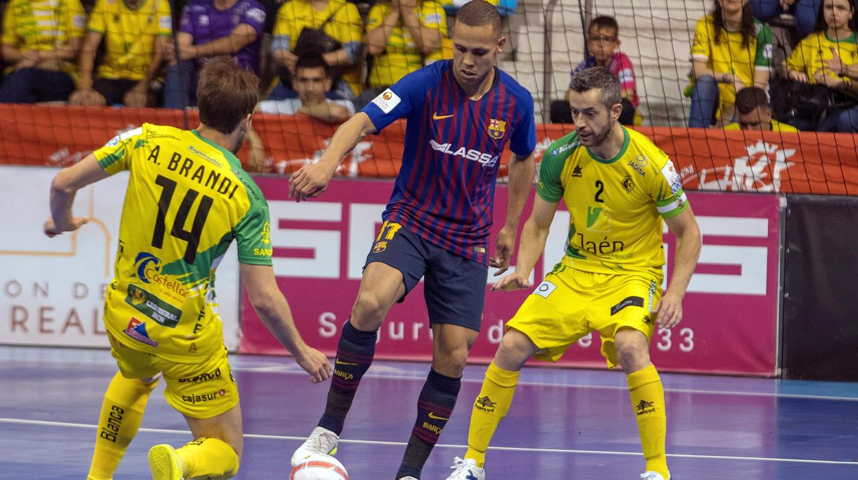 El brasileño Ferrao controla el balón ante dos jugadores del Jaén