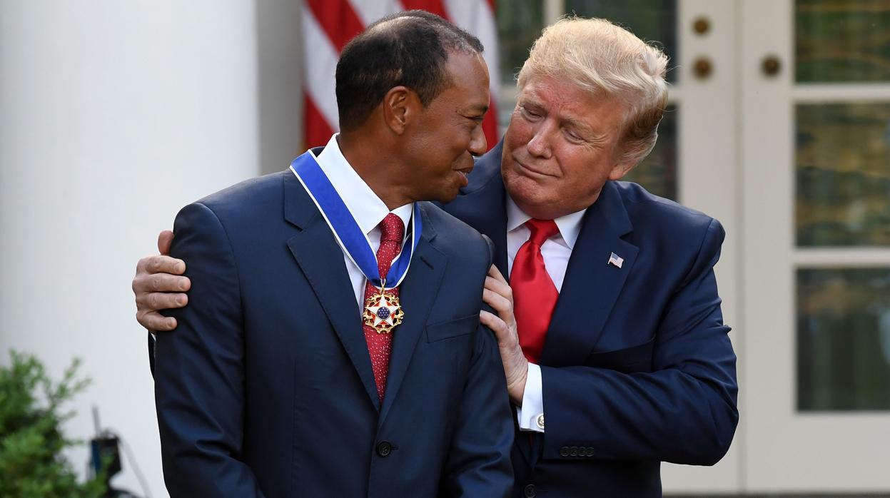 Tiger Woods y Dondal Trump, presidente de los EE.UU.