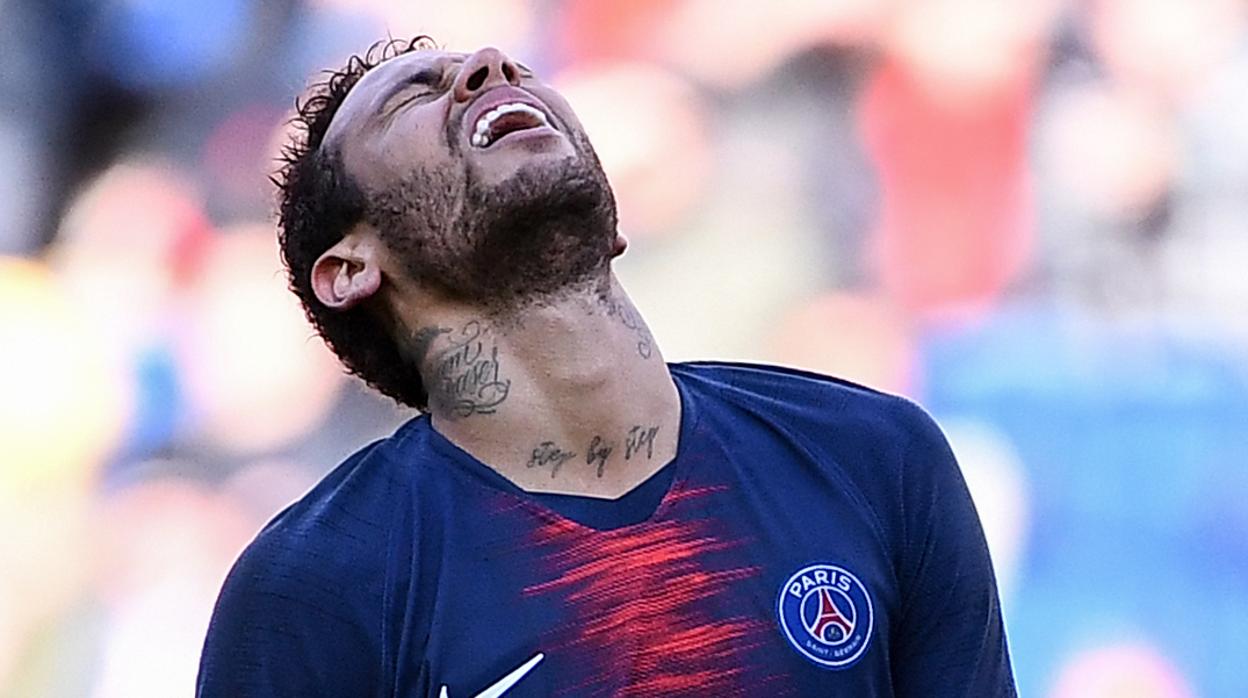 Neymar se lamenta durante un partido