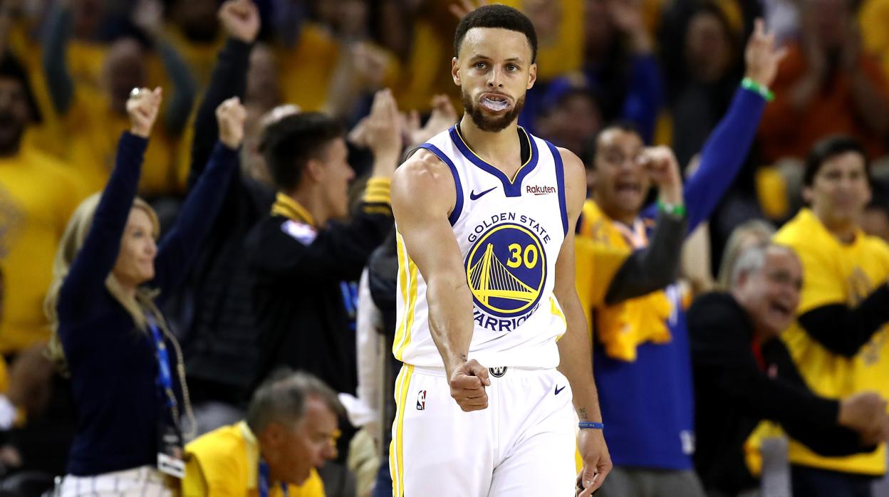 Los triples de Curry adelantan a los Warriors en la final del Oeste