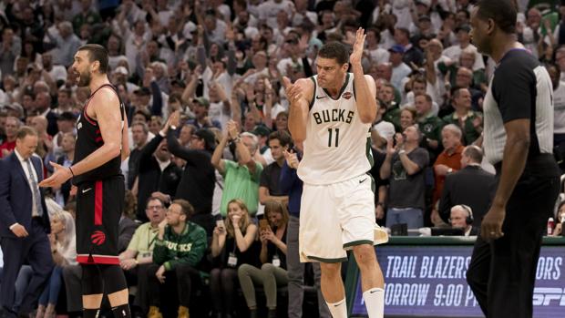 Los Bucks golpean primero en la final del Este