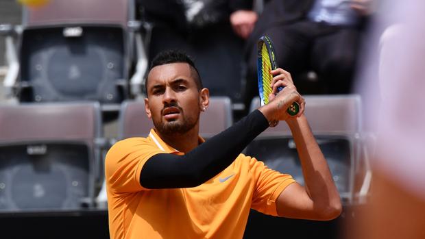 La furia de Kyrgios, expulsado de Roma tras tirar una silla a la pista