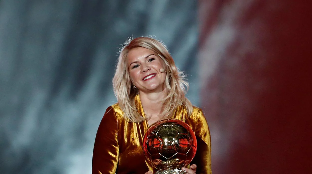 Ada Hegerberg posa con el Balón de Oro ganado el año pasado