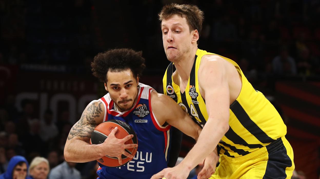 Larkin hace soñar al Anadolu Efes