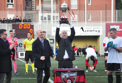 Luis Rubiales entregó la réplica de la Copa a Franqui Egusquiaguirre, presidente