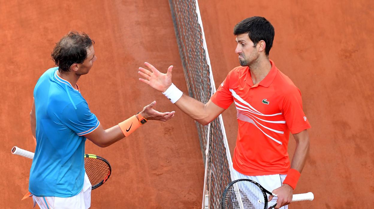 Nadal y Djokovic se saludan al final del partido