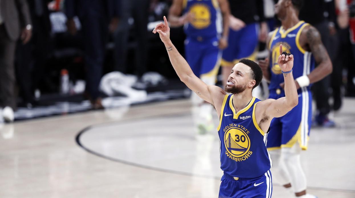 Curry guió a los Warriors