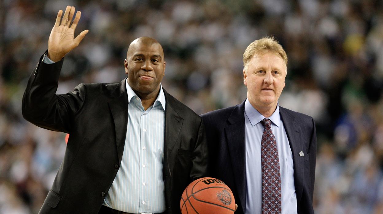 Johnson, con Larry Bird, en una imagen de archivo