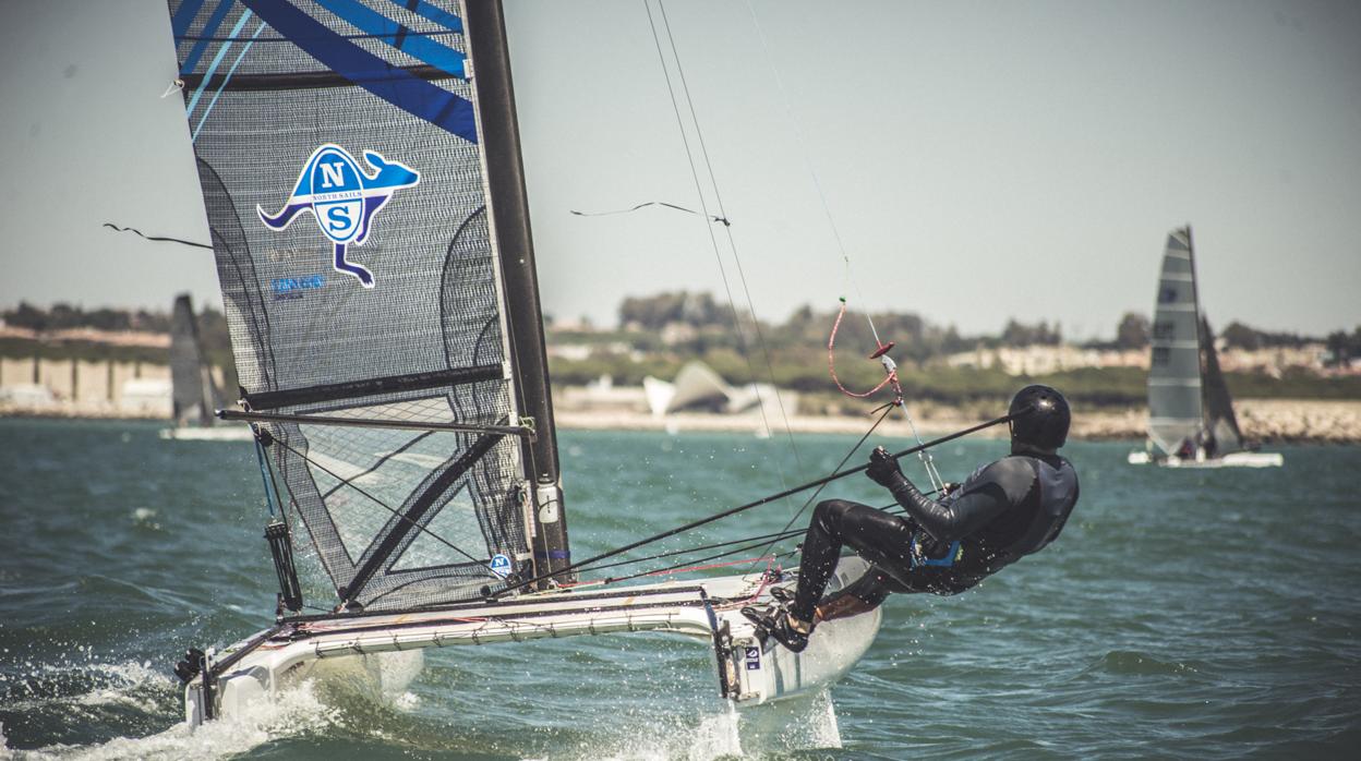 Cuarenta regatistas se juegan la Copa de España de Catamarán en la Bahía de Cádiz