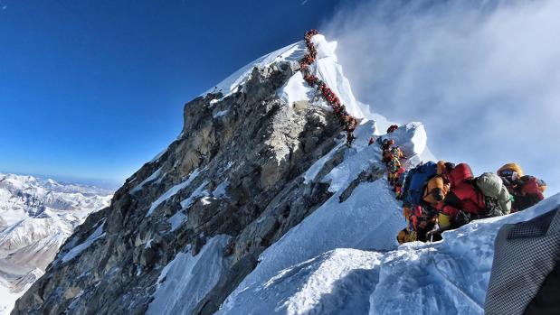 La deriva turística del Everest: mueren siete alpinistas por un «atasco» de escaladores justo en la cima