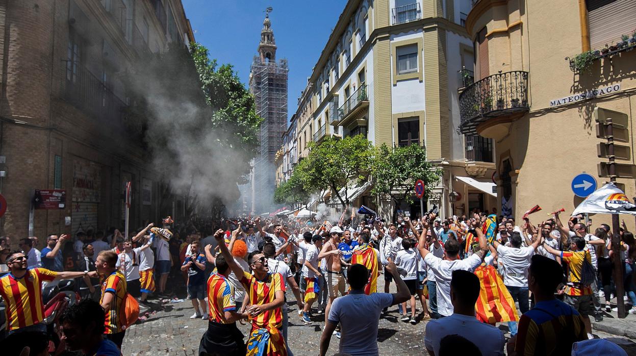 Aficionados del Valencia en la calle Mateos Gago