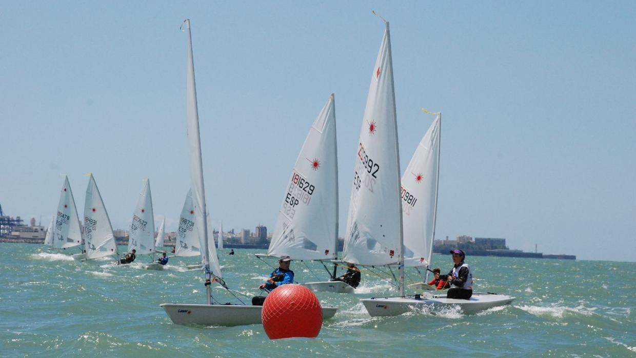 Curro Pavón, Alba Sierra y Lola Belizón, campeones de Andalucía de Laser 4.7