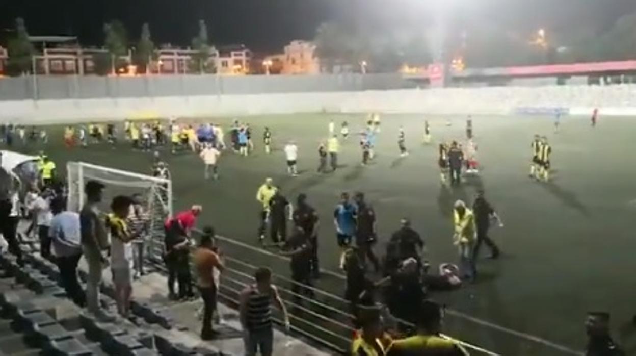 Momento de los incidentes en el partido entre la Peña Rociera y el Villafranco
