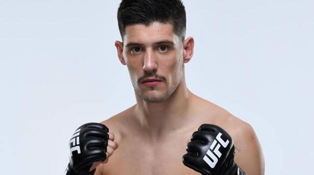El asturiano Joel Álvarez posa con los guantes de la UFC