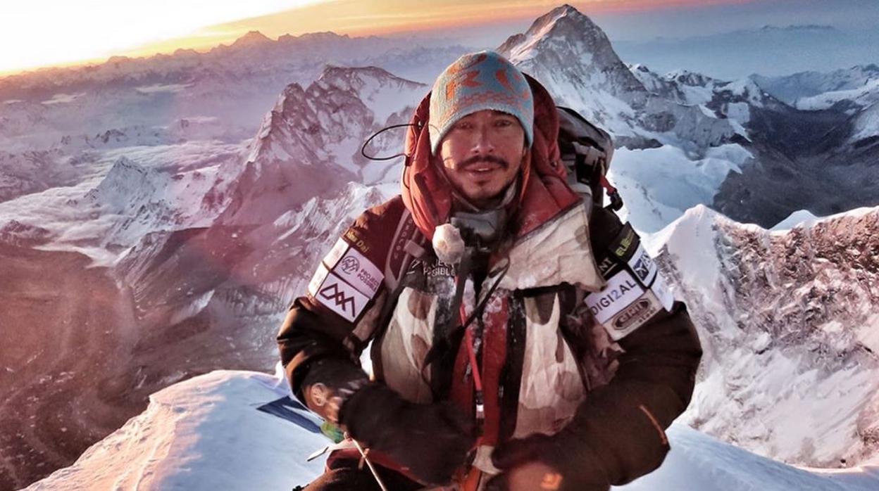 Una imagen de Nirmal Purja en la cumbre del Everest