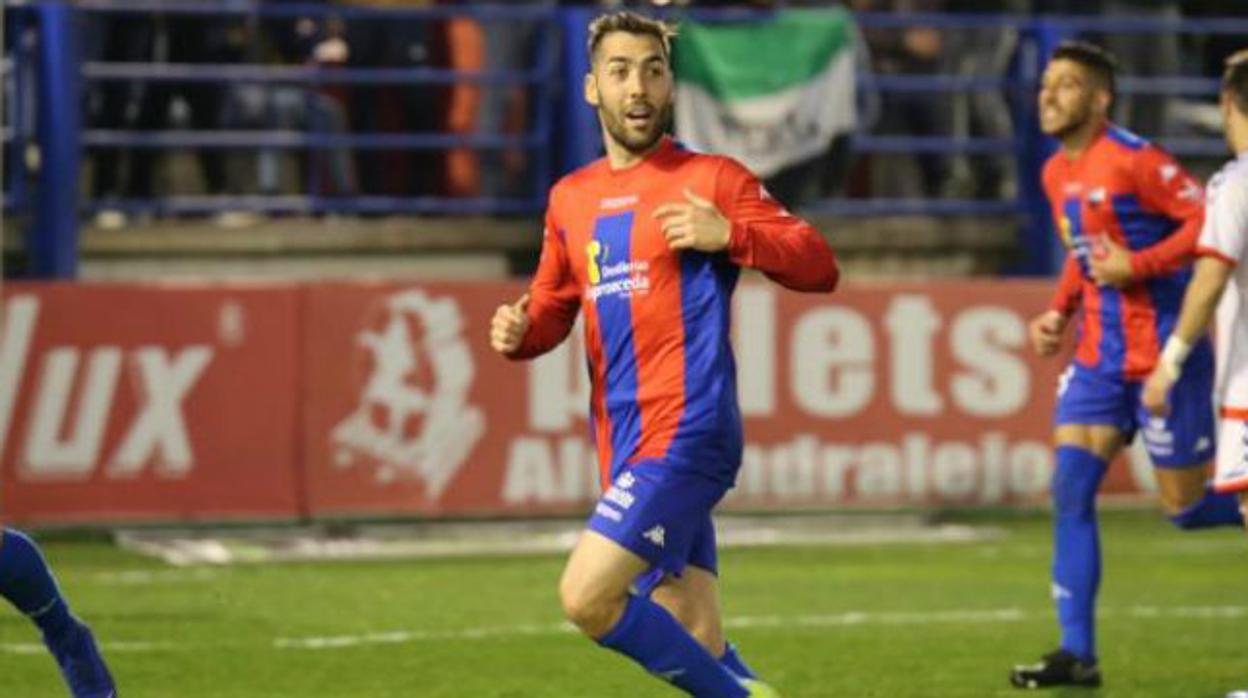 Alberto Perea en un partido con el Extremadura