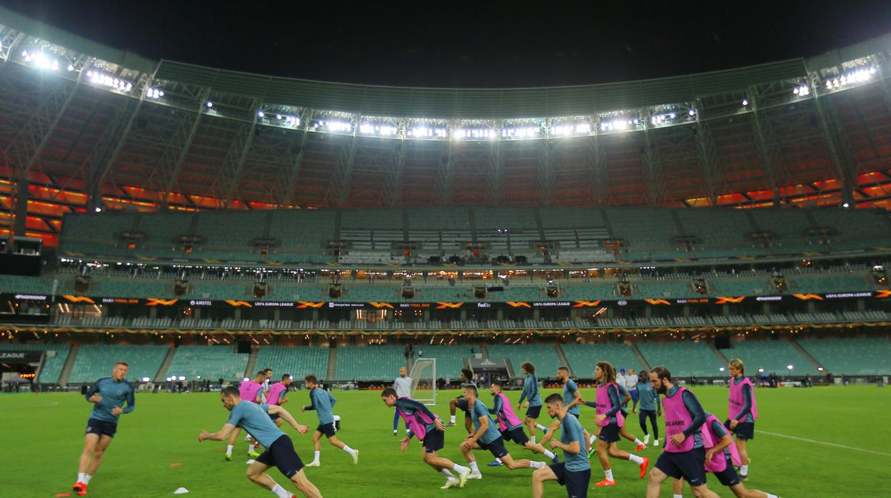 El Chelsea entrenando en el esatadio de Bakú que albergará la final