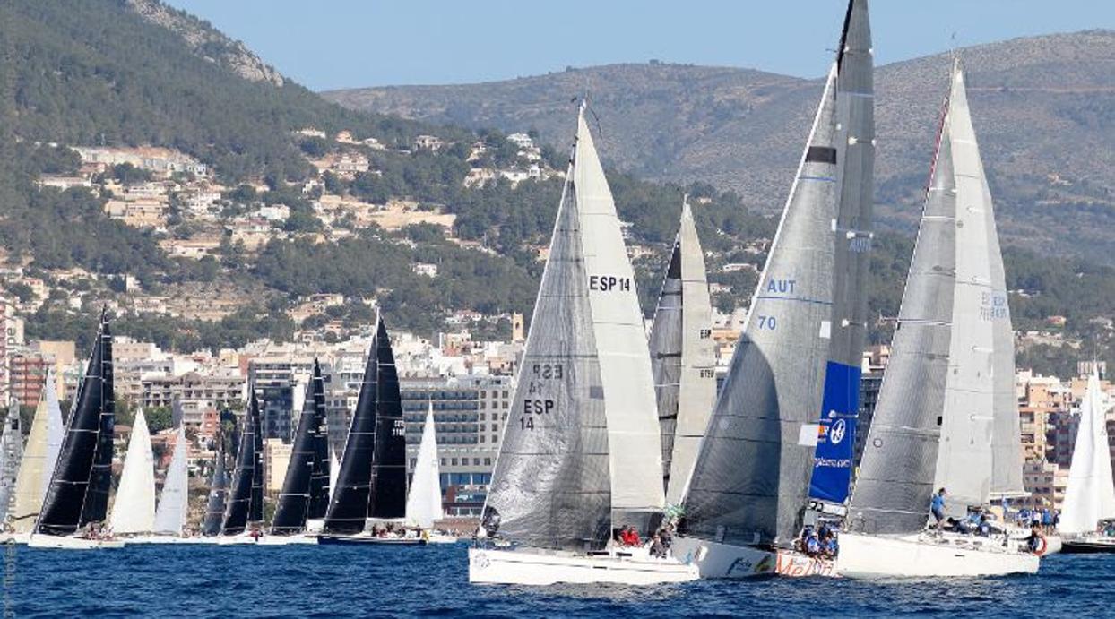 La flota del Trofeo Peñón de Ifach puso rumbo a Formentera