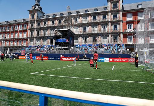 Imagen del campo de fútbol instalado en la Plaza Mayor