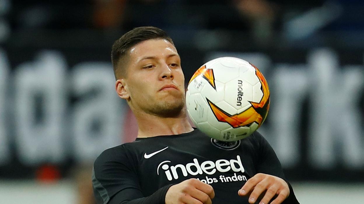 Jovic saca sus pertenencias del Eintracht y espera al Madrid