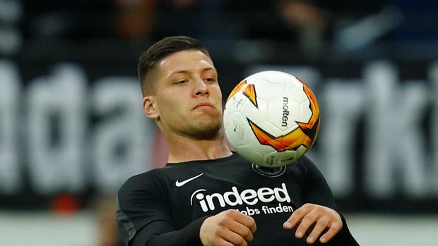 Jovic saca sus pertenencias del Eintracht y espera al Madrid