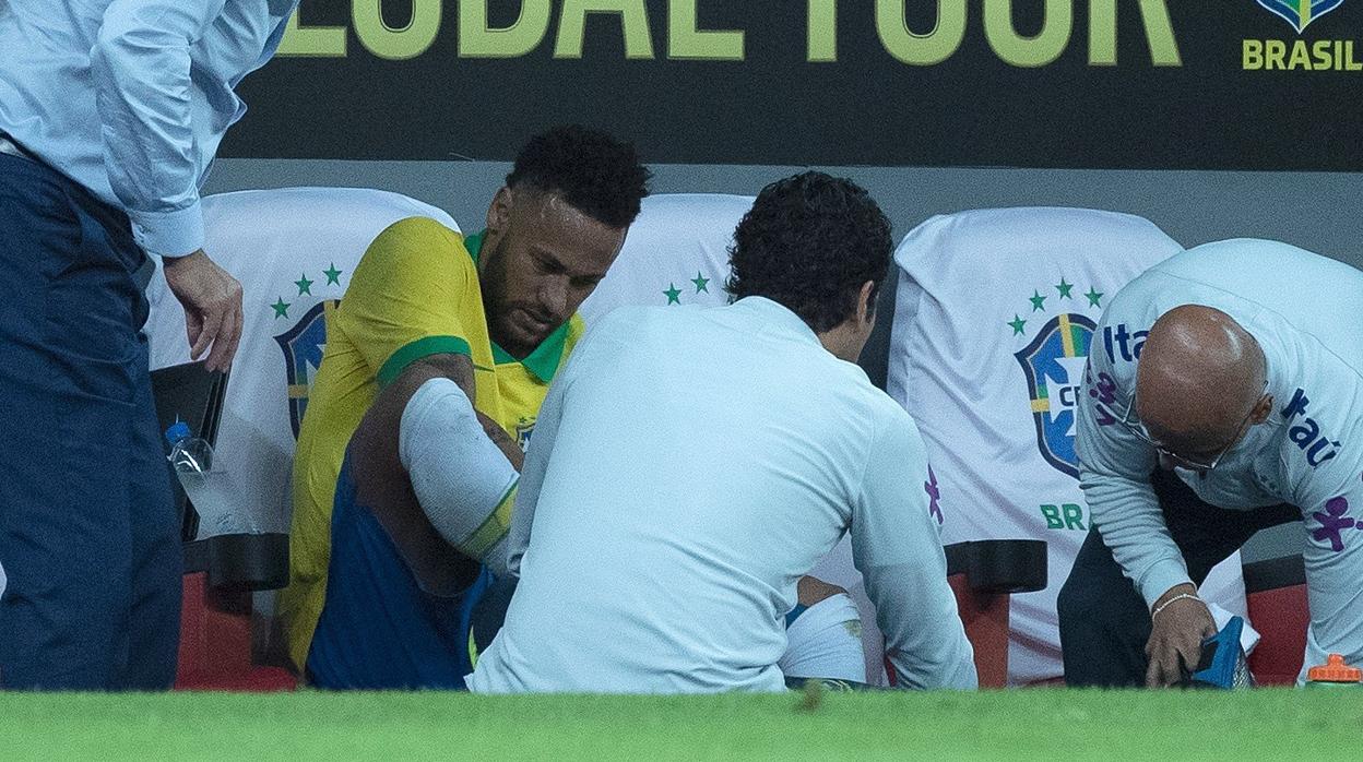Neymar, atendido por los médicos en el banquillo
