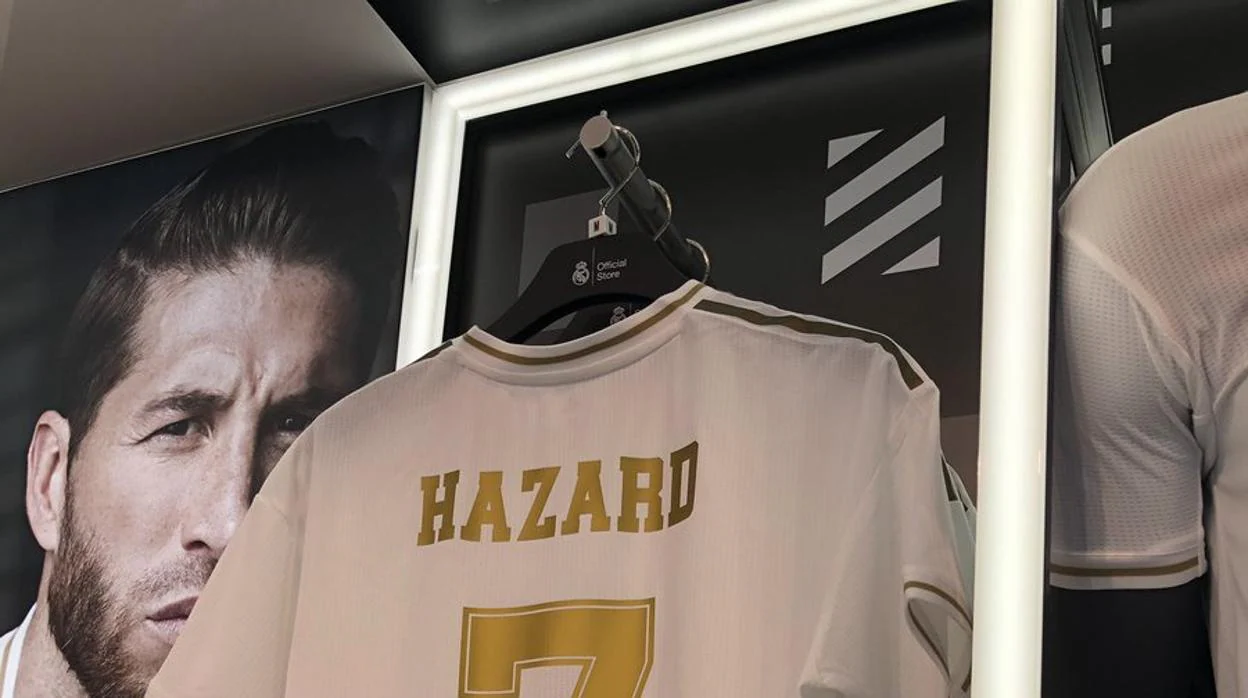 La camiseta de Hazard, expuesta en la tienda oficial del Madrid en el Aeropuerto de El Prat