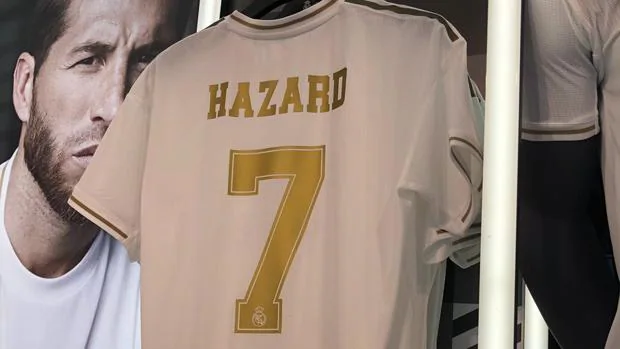 La tienda oficial del Real Madrid pone a la venta la camiseta de Hazard con dorsal de Mariano