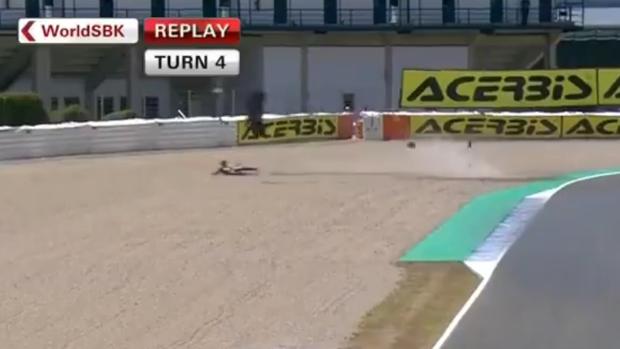 Así salió volando la moto de Loris Baz en el Mundial de Superbikes