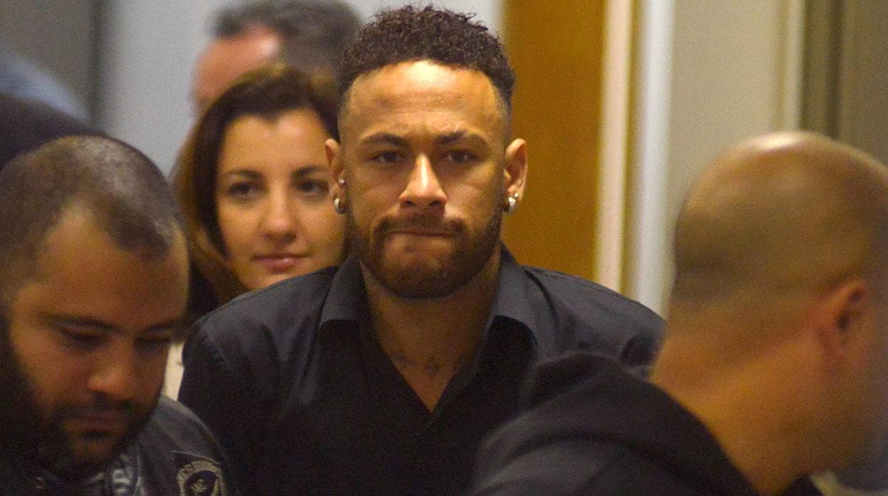Neymar sale de la comisaría de Río de Janeiro tras testificar por el presunto delito cibernético