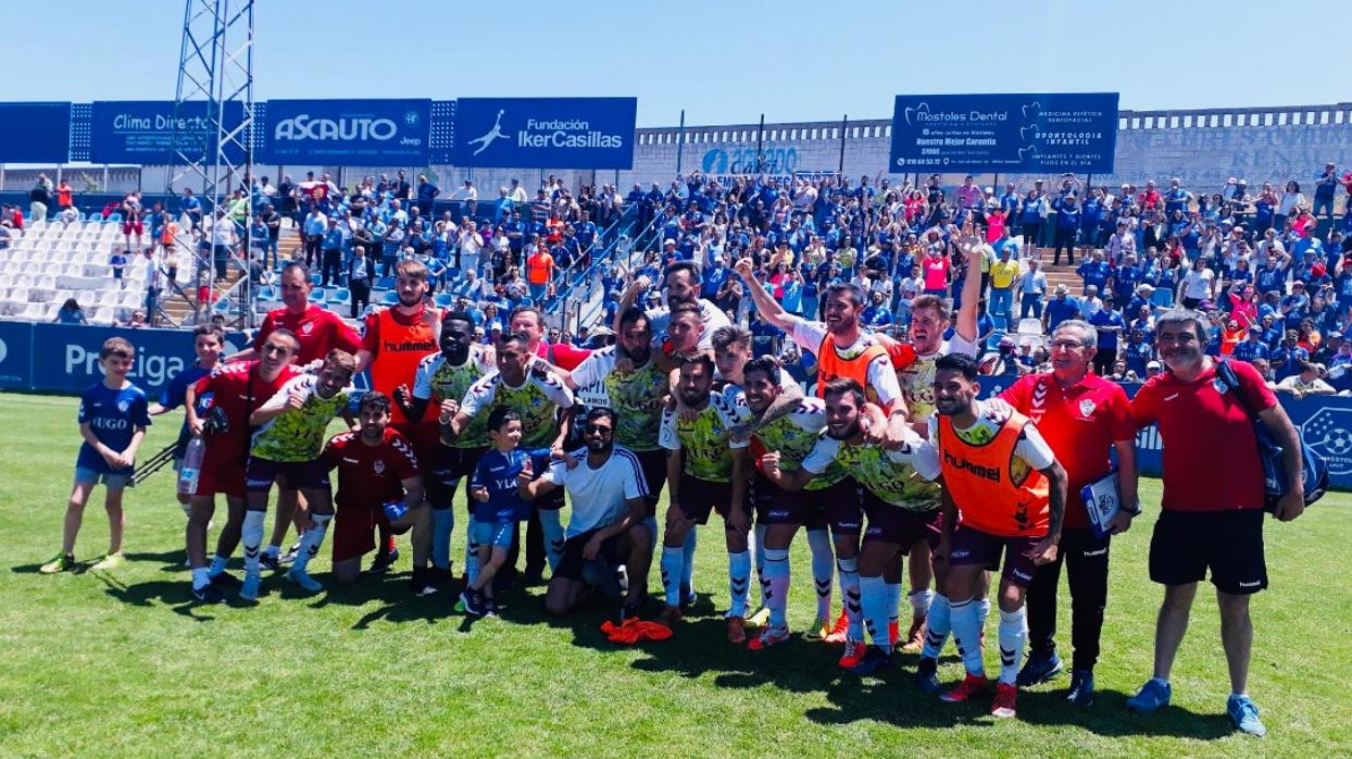 Los jugadores del Yugo Socuéllamos celebran la victoria de su equipo en Móstoles