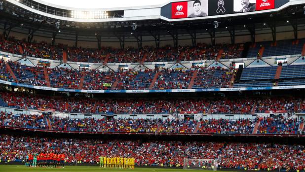 El Bernabéu guarda un emotivo minuto de silencio en honor a Reyes