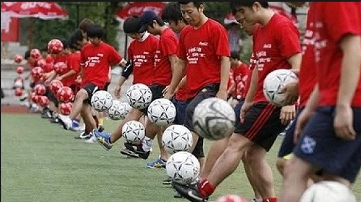 Futbolistas chinos en su país