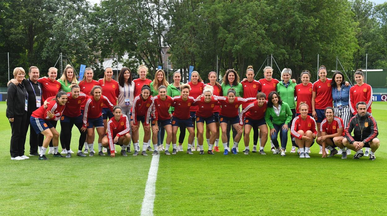 Las «embajadoras» de Iberdrola posan con las futbolistas de la selección española