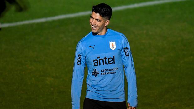 Luis Suárez da la cara por Messi