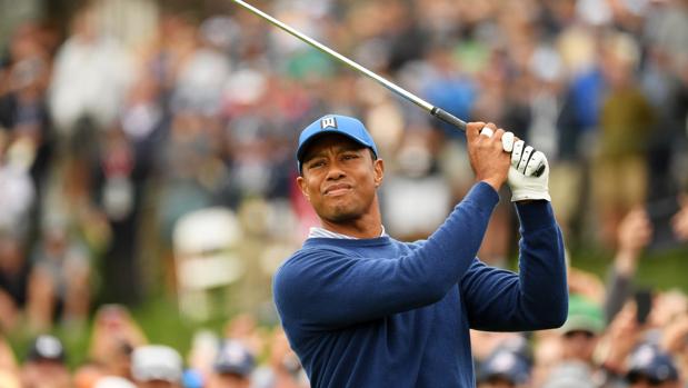 Tiger Woods sufre el rigor de Pebble Beach diecinueve años después