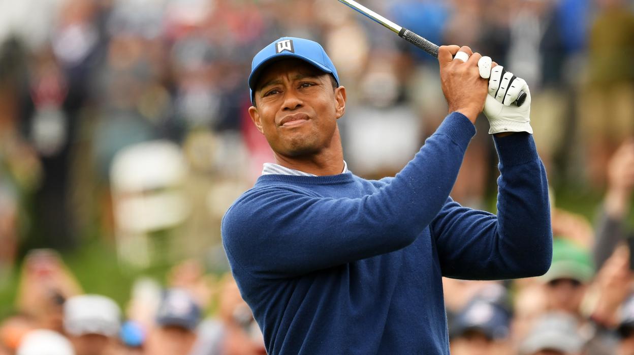 Tiger Woods sufre el rigor de Pebble Beach diecinueve años después