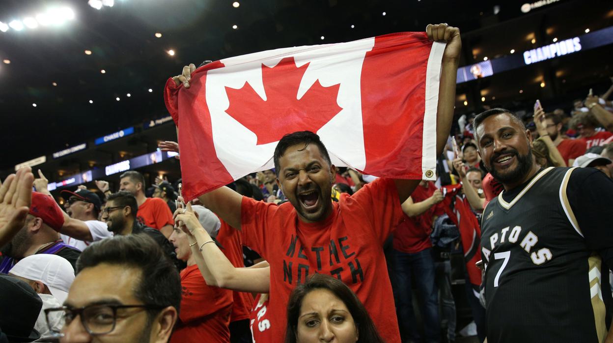 Aficionados de los Raptors celebran durante la final