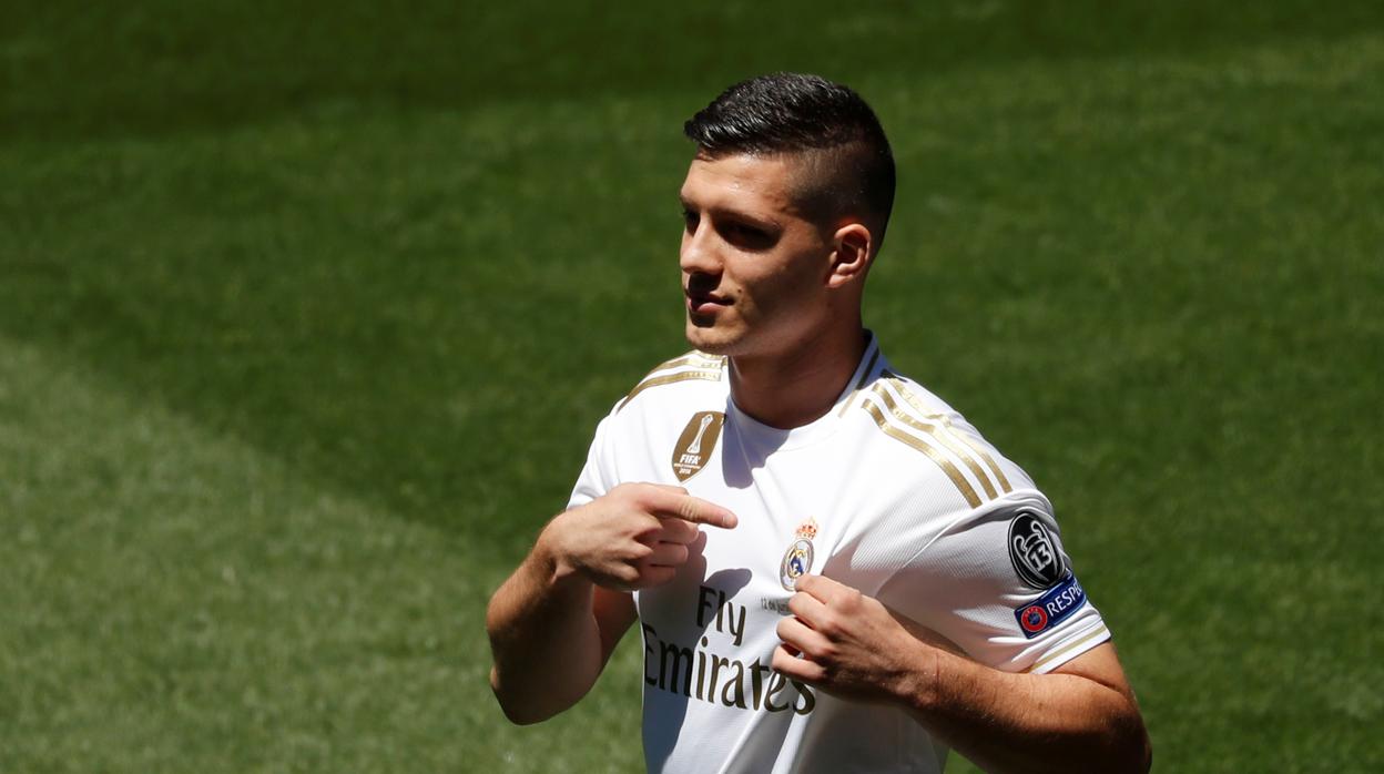 Jovic, durante la presentación con el Madrid