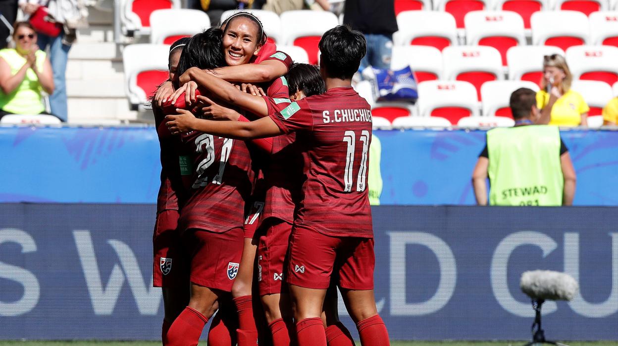 Las futbolistas de Tailandia celebran su gol